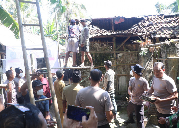 Hari Bhayangkara, Polres Blitar Kota Bedah Rumah Milik Warga Prasejahtera