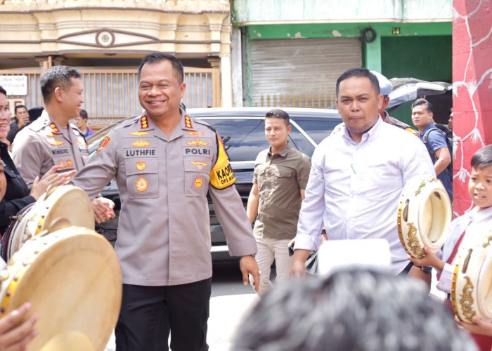 Wujudkan Generasi Sehat dan Cerdas, Kapolrestabes Surabaya Makan Bergizi Gratis Bersama Siswa SD Dumas