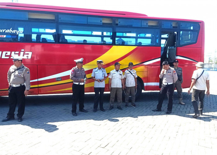 Satlantas Polres Pelabuhan Tanjung Perak Ramp Check PO Bus Jaya Utama, Jamin Keselamatan Penumpang