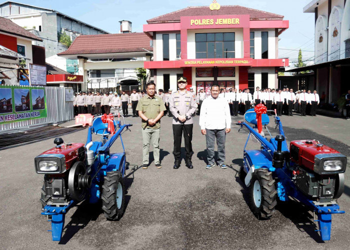Kapolres Jember Beri Bantuan Traktor ke Gapoktan, Sinyal Kuat Dukungan Ketahanan Pangan Nasional