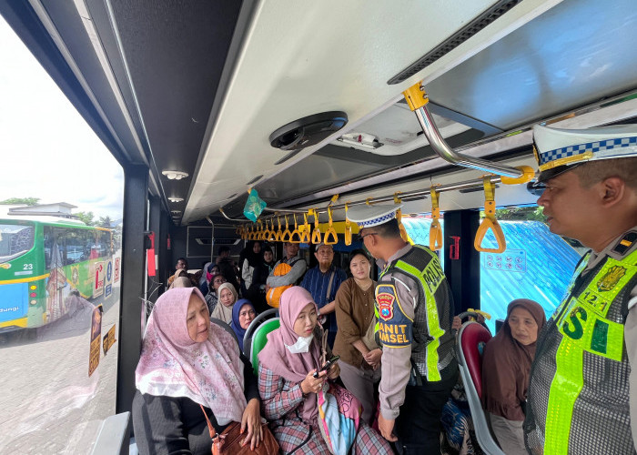 Tingkatkan Kamseltibcarlantas, Satlantas Polres Gresik Edukasi Driver Trans Jatim Lewat Polantas Menyapa