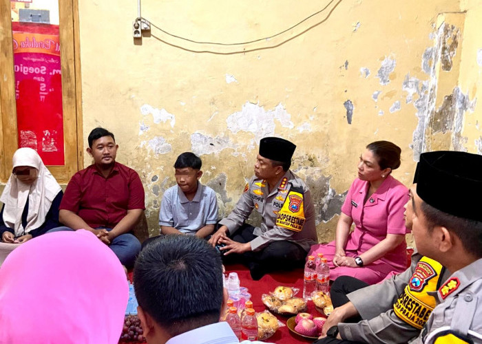 Kapolrestabes Surabaya Takziah ke Rumah Korban Laka Kedungdoro, Beri Santunan Pendidikan untuk 3 Anak