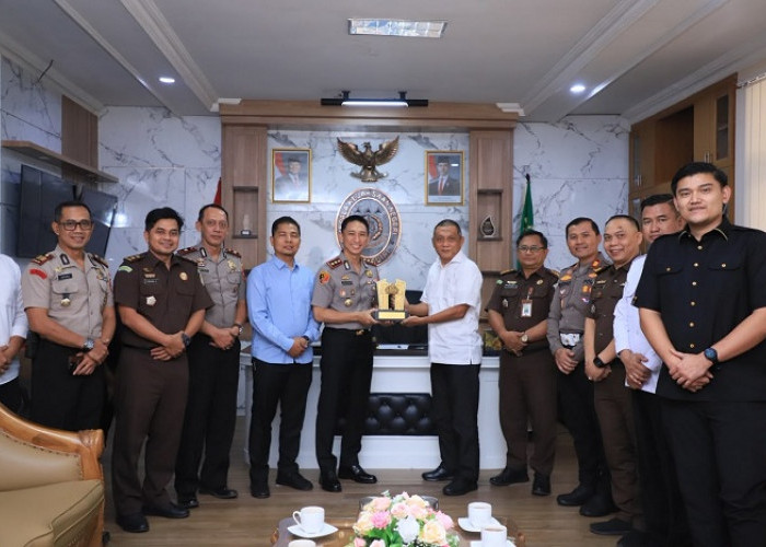 Kapolres Kediri Kota Serahkan Penghargaan kepada Kajari atas Dukungan Penegakan Hukum Presisi