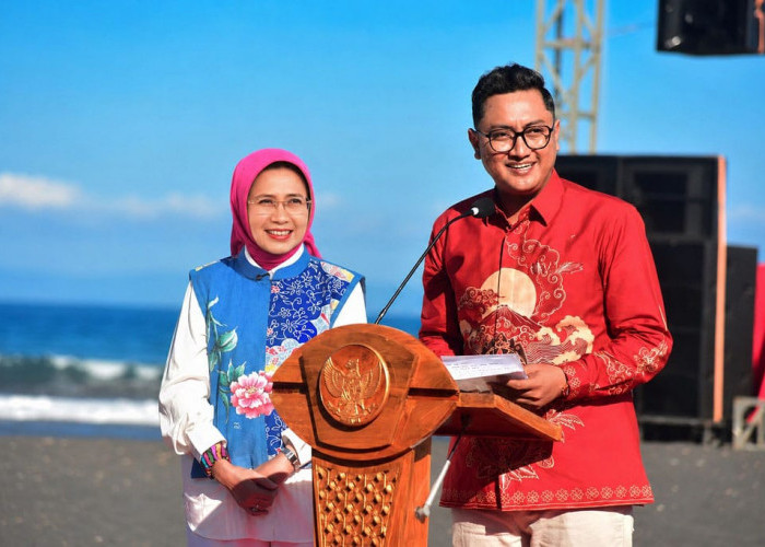 Bunda Indah Ajak Masyarakat Jaga Kebersihan Pantai Watu Pecak Usai Festival Segoro Topeng Kaliwungu