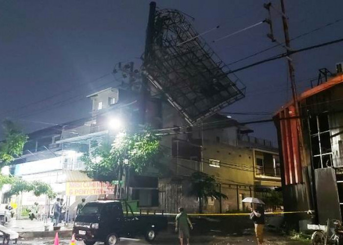 Reklame 30 Meter di Jalan Tampomas Surabaya Roboh Diterjang Angin Kencang