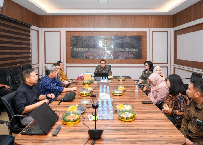 Kunjungi Dua Kantah di Sumut, Wamen Ossy Monitoring Kesiapan WBBM hingga Serahkan Sertipikat kepada Masyarakat