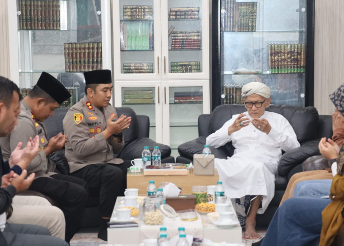 Perkuat Sinergi, Kapolres AKBP Wahyu Hidayat Silaturahmi ke Rais Aam PBNU di Ponpes Miftachus Sunnah