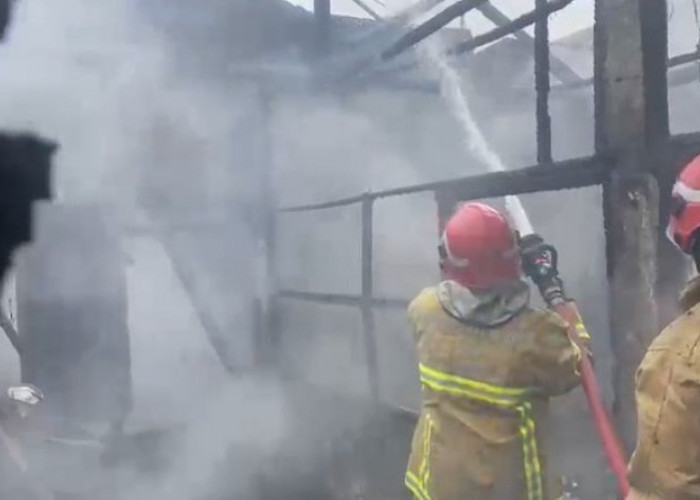 Akibat Korsleting Listrik, Rumah di Jalan Sunan Giri Gresik Ludes Terbakar