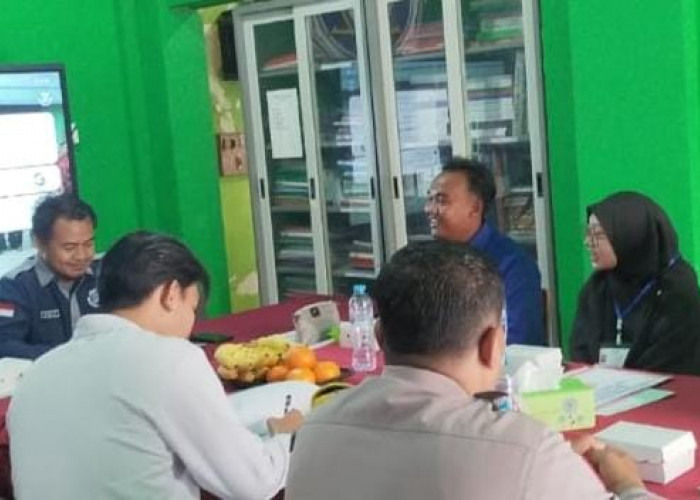 Bhabinkamtibmas Tambakrejo Kawal Ujian TKA dan Sosialisasi Harkamtibmas di SMK Triyasa