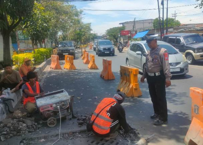 Polsek Tandes Antisipasi Kepadatan Arus Lalin Akibat Perbaikan Saluran Air di Jalan Manukan Kulon Surabaya