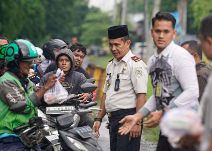 Ramadan Penuh Kepedulian, Imigrasi Surabaya Berbagi Takjil di Sidoarjo