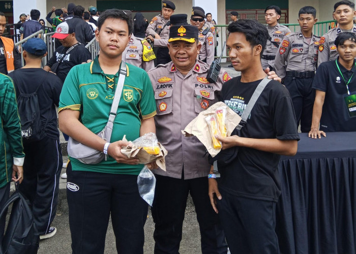 Modus Baru Sembunyikan Flare dalam Bungkus Nasi, Tiga Suporter Diamankan Polisi di Gelora Bung Tomo