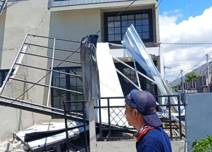 Angin Kencang Terjang Tiga Perumahan di Driyorejo Gresik, Puluhan Rumah Rusak