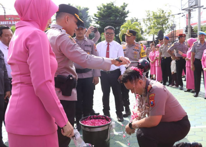 Polresta Banyuwangi Gelar Upacara Kenaikan Pangkat 109 Personel dan Pelepasan Purna Bhakti