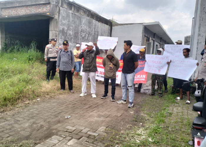 Warga Damarsi Buduran Demo Tuntut Pengembalian Aset Desa