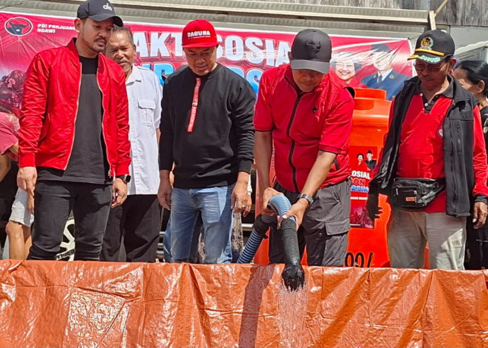 Peduli Masyarakat, PDI Perjuangan Ngawi Salurkan Bantuan Air Bersih
