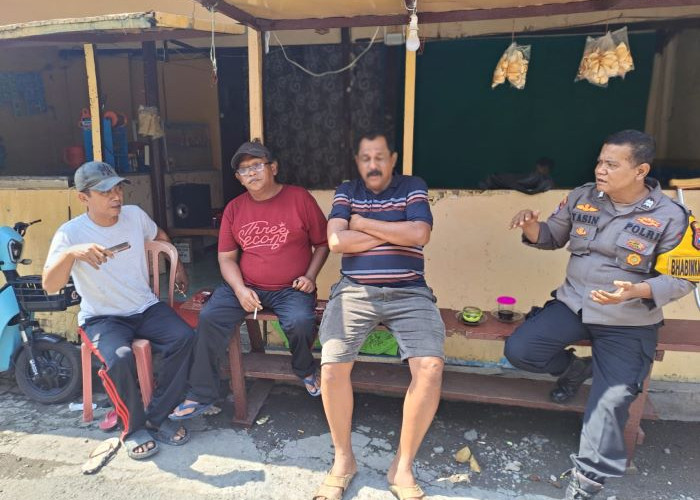 Jajaran Bhabinkamtibmas Sambang Warga di Jalan Tambak Gringsing