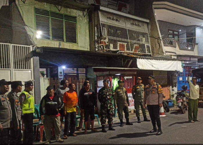 Kapolsek Simokerto Pimpin Patroli Skala Besar Hingga Dini Hari, Sisir Titik Rawan dan Perkuat Pos Kamling