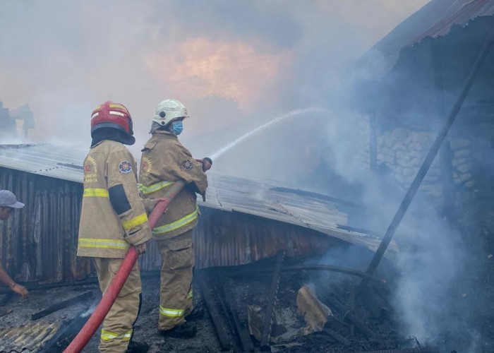 Tiga Gudang Garam dan Kayu di Jalan Jawar Pakal Surabaya Hangus Terbakar