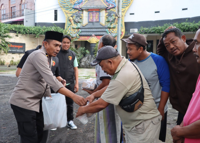 Polres Batu Berbagi Takjil ke Supeltas, Sopir Truk Pasir hingga Pengguna Jalan