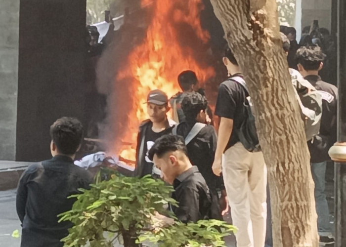 Tolak Akh Muzakki, Ratusan Mahasiswa Uinsa Geruduk Rektorat