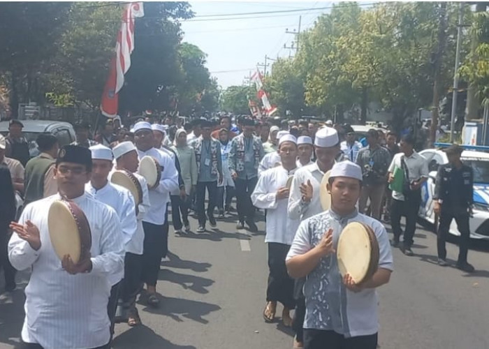 Kesenian Religi Hadrah Iringi Paslon Abdul Ghofur-Firosya Shalati Daftar ke KPU Lamongan