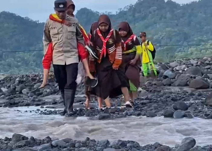 Mengharukan, Polisi Gendong Siswa Seberangi Sungai Lahar Dingin Lumajang 