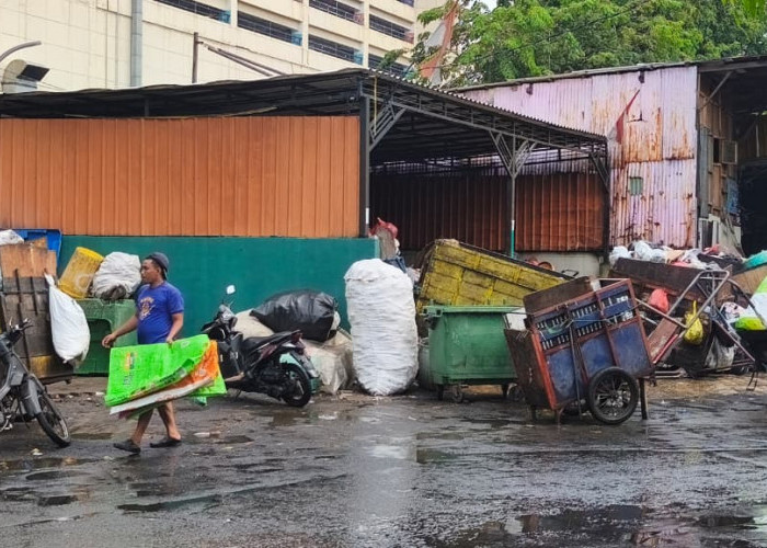 Instruksi Wali Kota Diabaikan, Gerobak Sampah Masih Menumpuk di Sejumlah TPS Surabaya