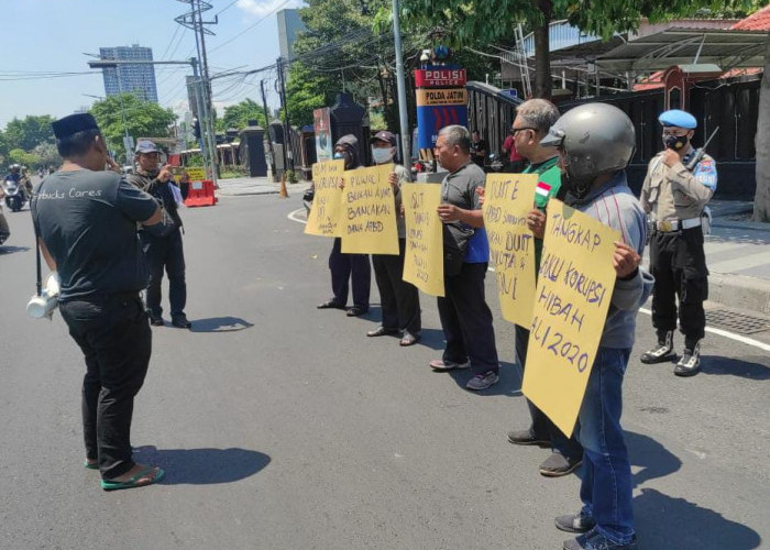 Polsek Gayungan Kawal Aksi Unjuk Rasa di Kejaksaan Tinggi Jatim