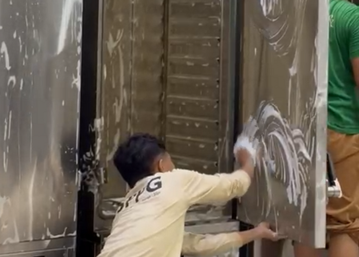 Jelang MBG Kembali Beroperasi, Relawan SPPG Jakbar Gotong Royong Bersihkan Dapur