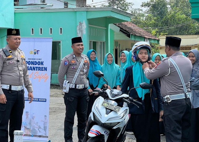 Satlantas Polres Kediri Gelar Coaching Clinic Pondok Pesantren Road Safety