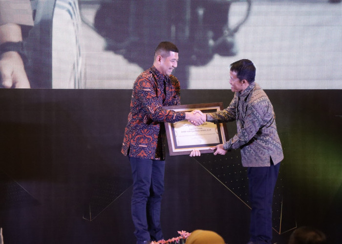 Berhasil Jaga Kamtibmas Selama Pemilu, Kapolres Gresik Raih Penghargaan Radar Surabaya Awards 2024