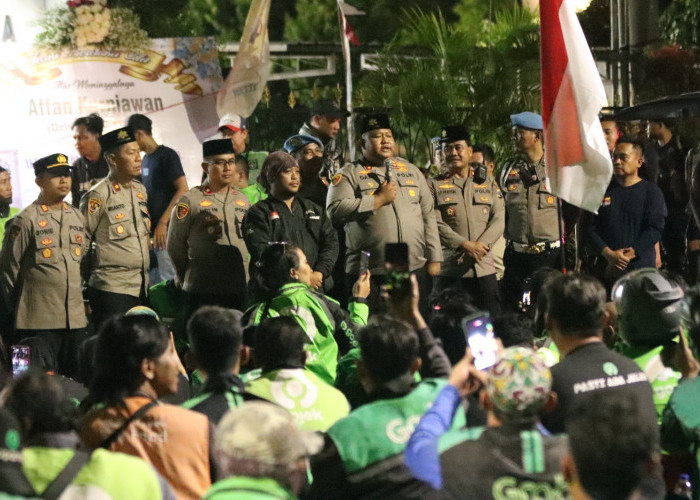 Orasi dan Nyalakan Lilin, Ratusan Driver Ojol Salat Gaib untuk Affan Kurniawan