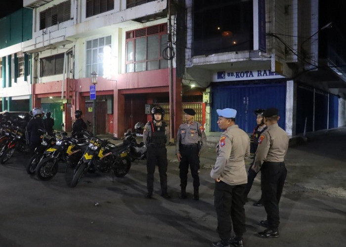 Antisipasi Kejahatan Malam, Polres Pelabuhan Tanjung Perak Gelar Patroli