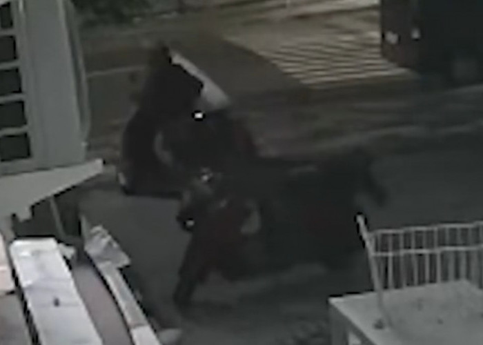 Terekam CCTV, Dua Pria Gasak Scoopy Merah di Rumah Makan Jalan Wali Kota Mustajab Saat Sahur