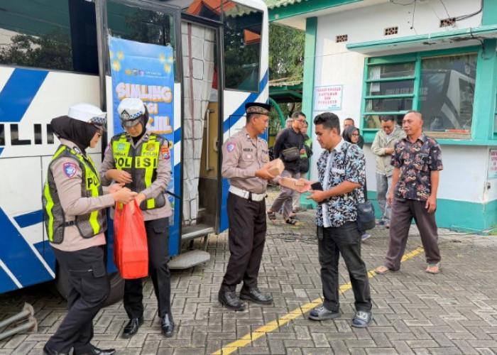 Ngabuburit Sambil Urus SIM di Masjid Agung Gresik