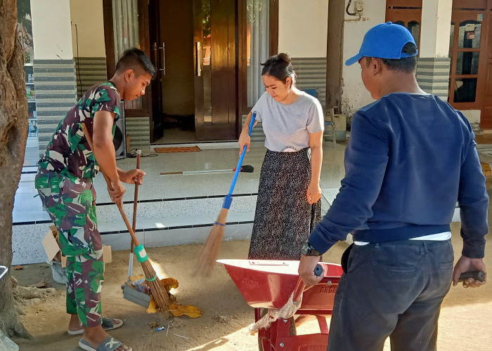 Bantu Bersihkan Halaman, Satgas TMMD 121 Kodim 0827/Sumenep Peduli Lingkungan