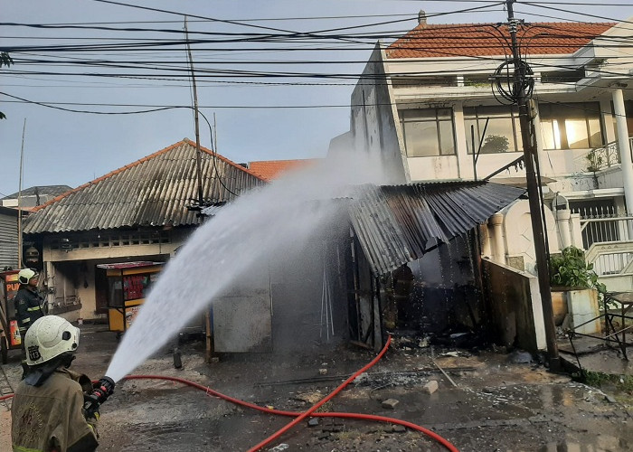 Warung Nasi Bebek Tanjung Sadari Ludes Terbakar Akibat Tumpahan Bensin Tersambar Api Kompor