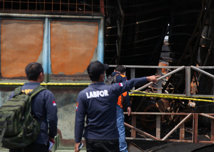 Tim Labfor Polda Jatim Olah TKP Gudang Tiner Kalianak Madya