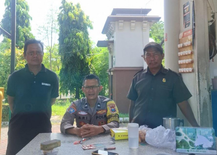 Tingkatkan Kewaspadaan, Bhabinkamtibmas Penjaringansari Sosialisasi Call Center 110 ke Petugas Keamanan