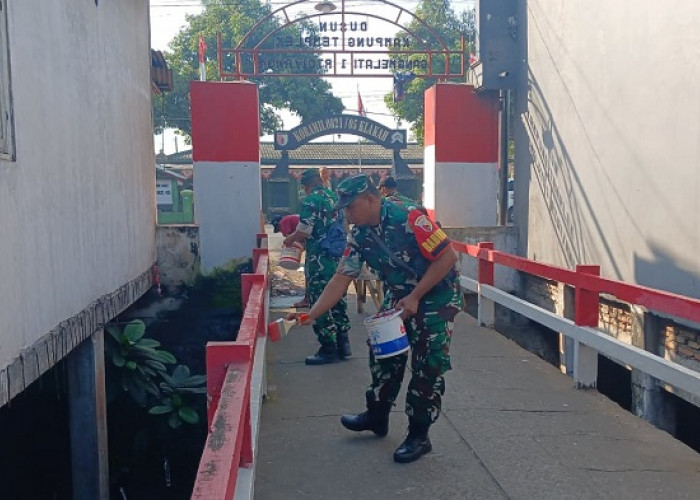 Sambut HUT RI Ke-81, Babinsa Mlawang Perkuat Semangat Gotong Royong Warga Lumajang