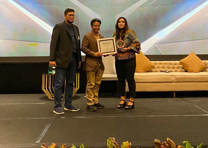 Anis Tiana Pottag Bersama PT TOP Legal Group Raih Penghargaan Terbaik SDG Award di AMA Leadership Summit 2023