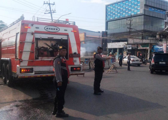 Respons Cepat Polsek Lakarsantri Padamkan Kebakaran Alang-Alang di Raya Menganti