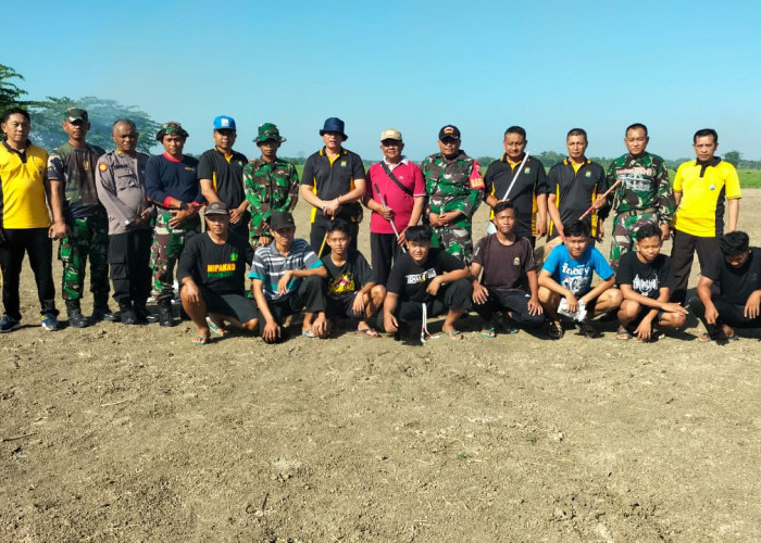 Bakti Sosial Polsek Balen Bersama Perguruan Pencak Silat Margaluyu, Bersih-bersih Lapangan Desa Lengkong