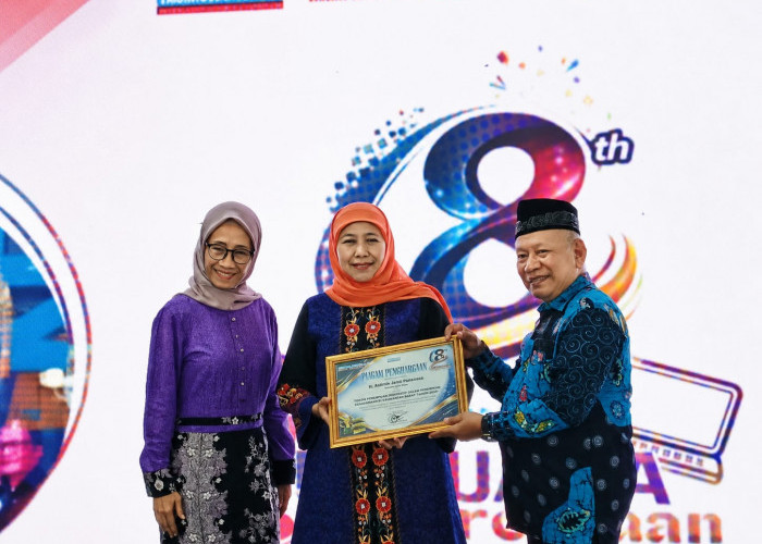 Bangun Kesadaran Hukum dari Desa hingga Kota, Gubernur Khofifah Dianugerahi Penghargaan dari Memorandum