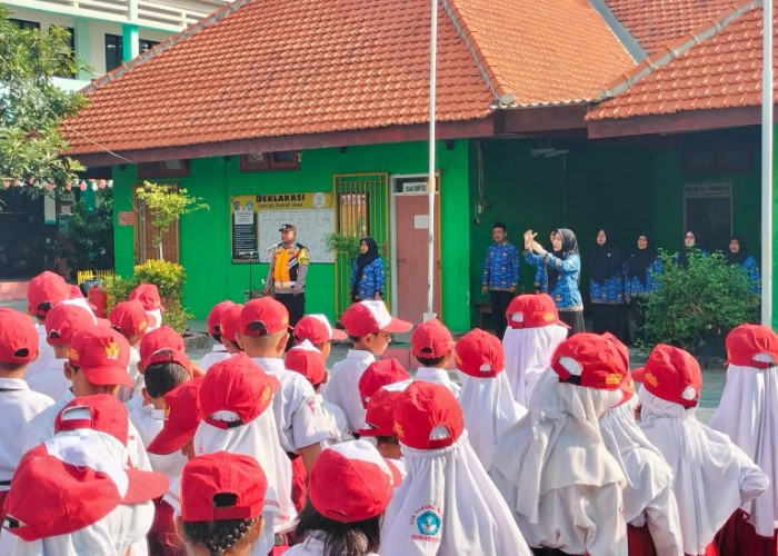 Bhabinkamtibmas Karangpilang Jadi Inspirasi di SDN Karangpilang 1