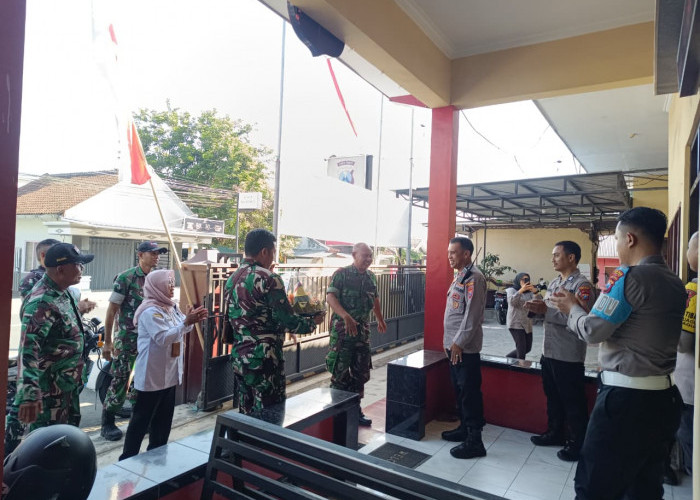Danramil 0821-07 Beri Kejutan Tumpeng untuk Polsek Randuagung, Pererat Sinergi di HUT Bhayangkara ke-80