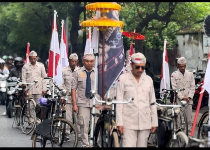 Satlantas Polres Nganjuk Bersama Komunitas Sepeda Kuno Gelar Hening Cipta di Simpang Empat Tugu Jaya Stamba
