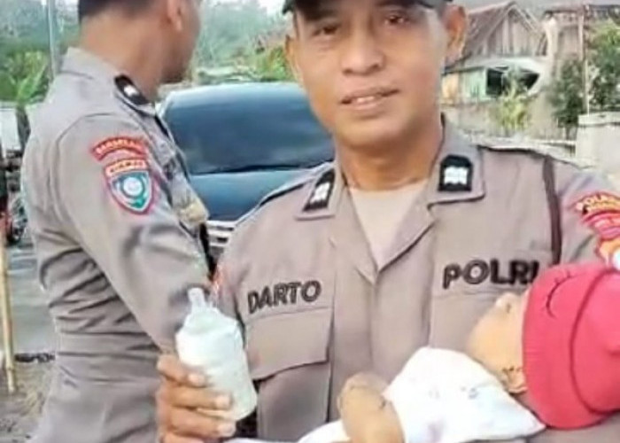 Polisi Ngawi Gendong Balita Saat Pengamanan Salat Id, Wujud Pelayanan Humanis