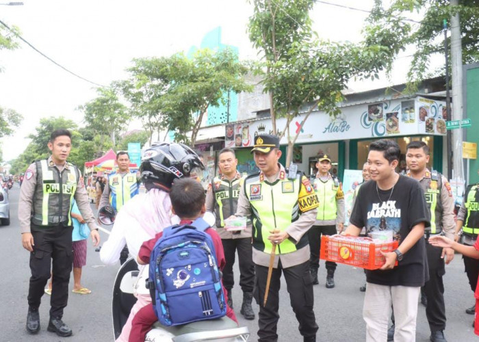 Kapolres Bojonegoro AKBP Mario Berbagi Takjil Gratis ke Pengguna Jalan